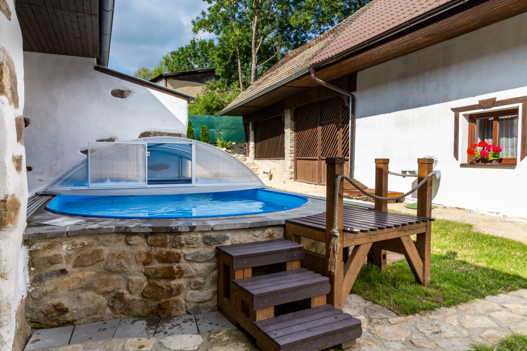 Bazén s dřevěnou palubou – Chalupa Jakubín